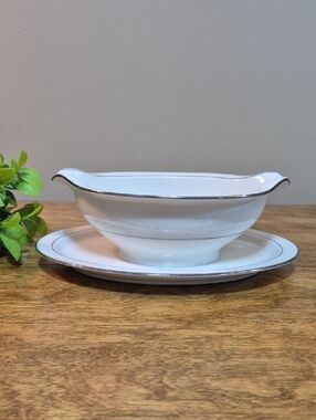NORITAKE Marseille Ivory China Gravy/Sauce Boat and Attached Underplate